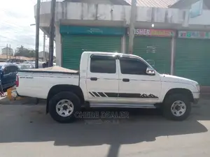 Toyota Hilux 2004 White