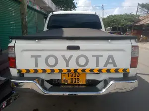 Toyota Hilux 2004 White
