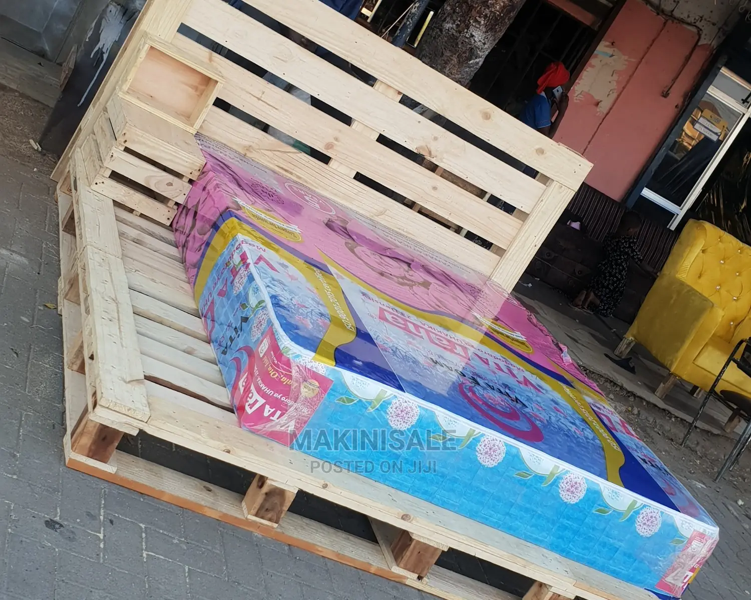Kitanda Kizuri Sana Cha Pallett