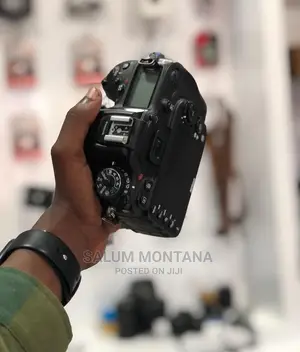 Nikon D7200 .Body