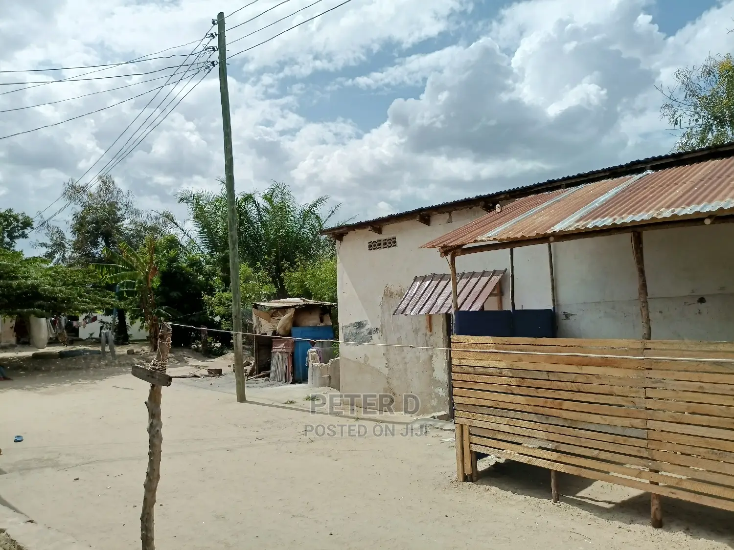 Kiwanja Kina Nyumba Na Frame