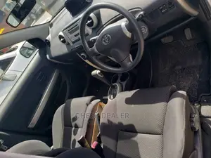 Toyota IST 2004 Silver