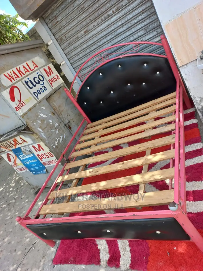 Kitanda Bed Sofa Ya Chuma