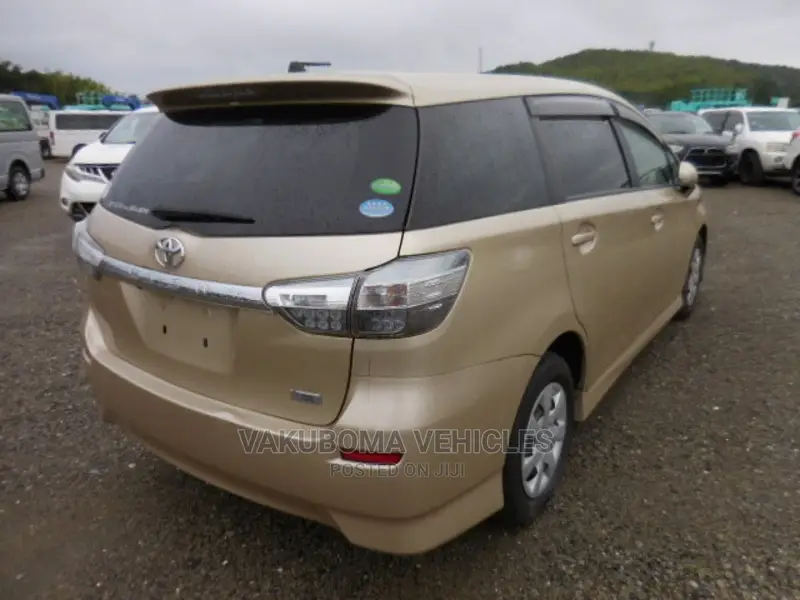 Toyota Wish 2012 Gold