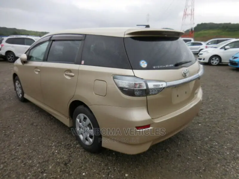 Toyota Wish 2012 Gold
