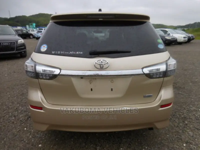 Toyota Wish 2012 Gold