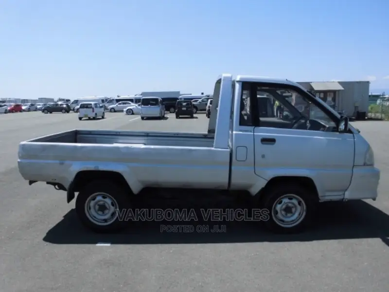 Toyota Lite-Ace 2000 Silver