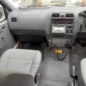 Toyota Regius 2005 White