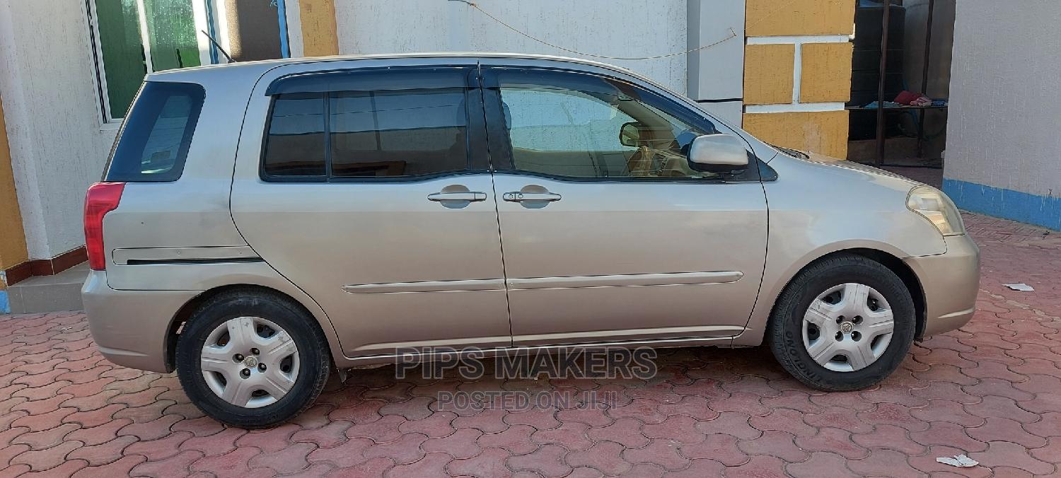 Toyota raum 2000