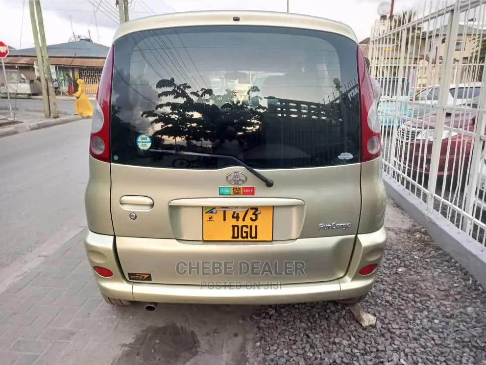 Toyota Fun Cargo 2004 Gold