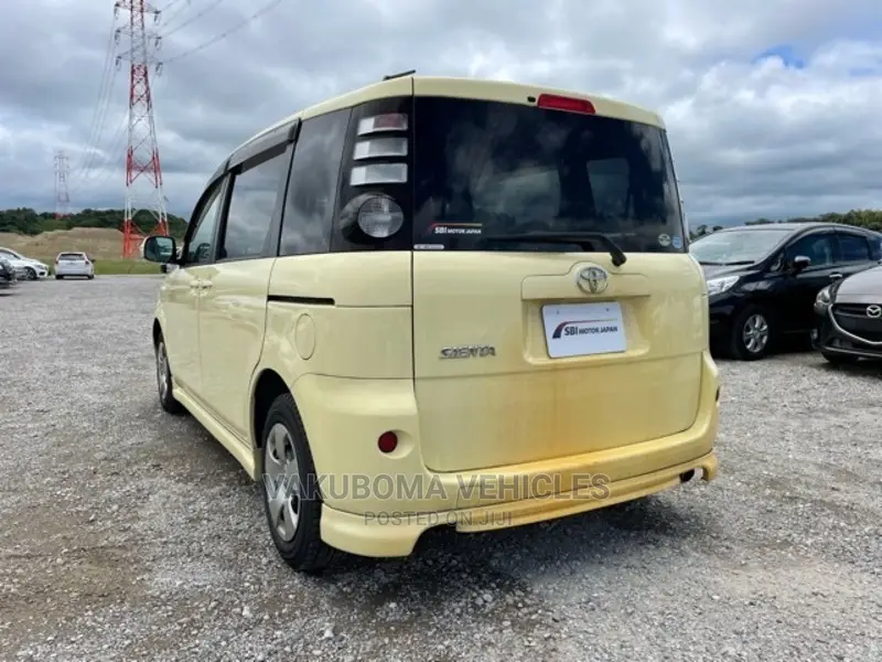 Toyota Sienta 2007 Yellow
