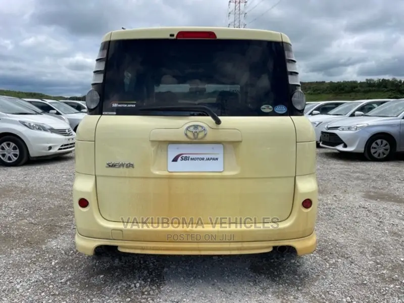 Toyota Sienta 2007 Yellow