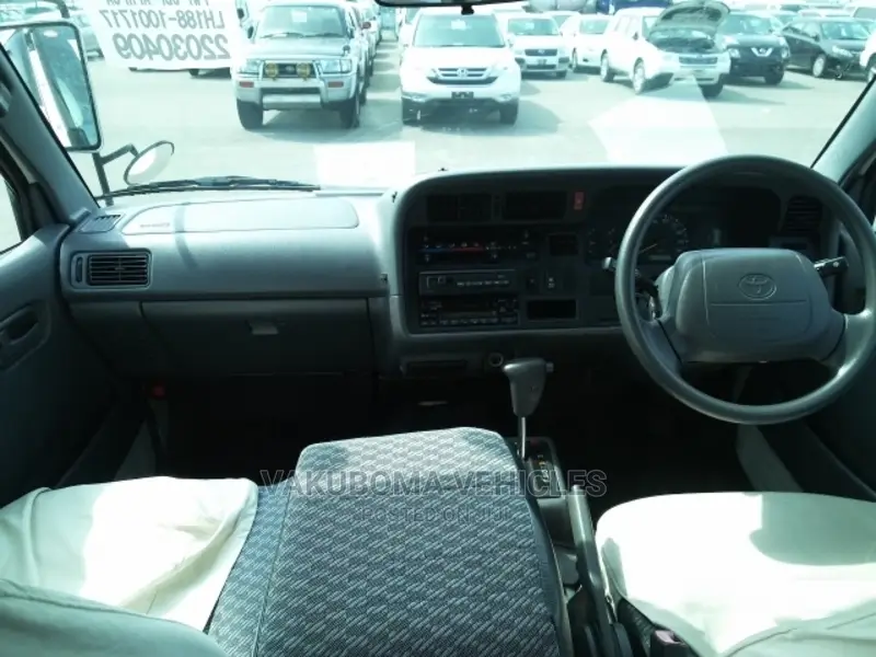 Toyota HiAce 2001 White