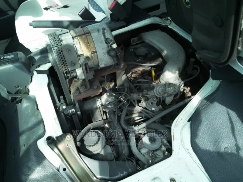 Toyota HiAce 2001 White
