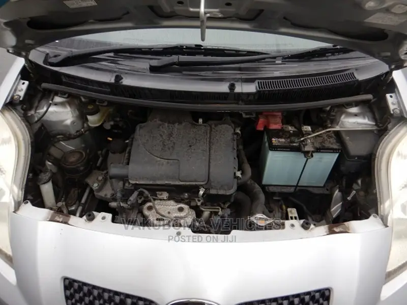 Toyota Vitz 2005 Silver