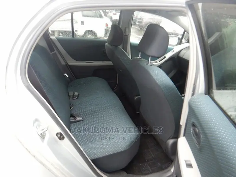 Toyota Vitz 2005 Silver