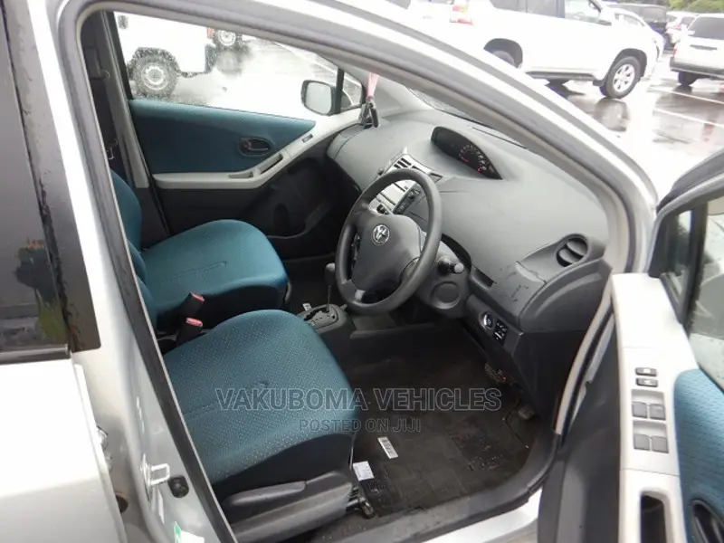 Toyota Vitz 2005 Silver