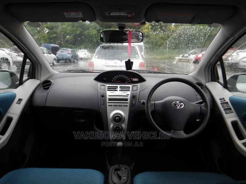 Toyota Vitz 2005 Silver
