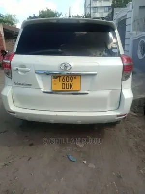 Toyota Vanguard 2010 White