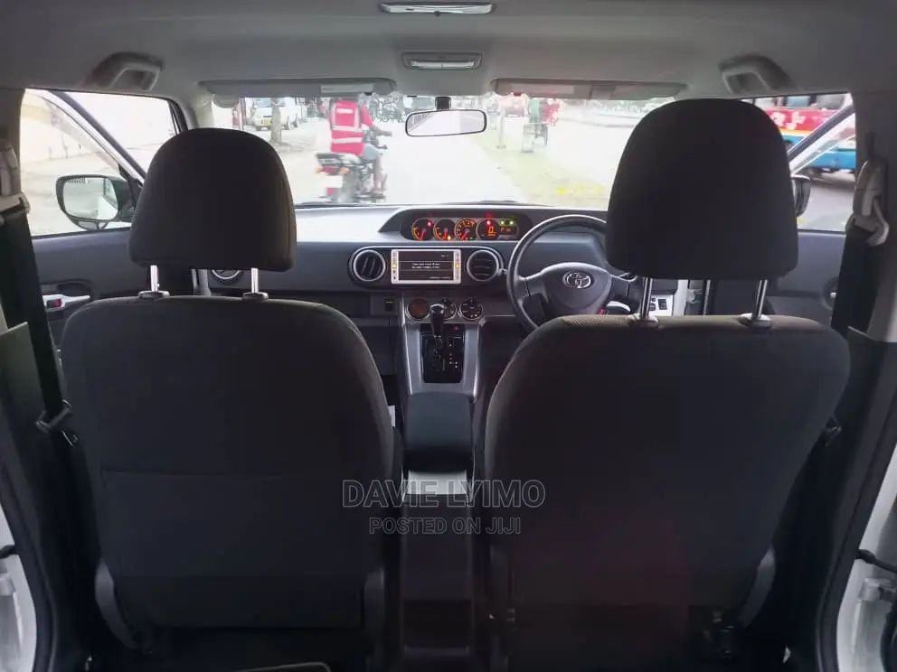 Toyota Corolla Rumion 2010 Pearl