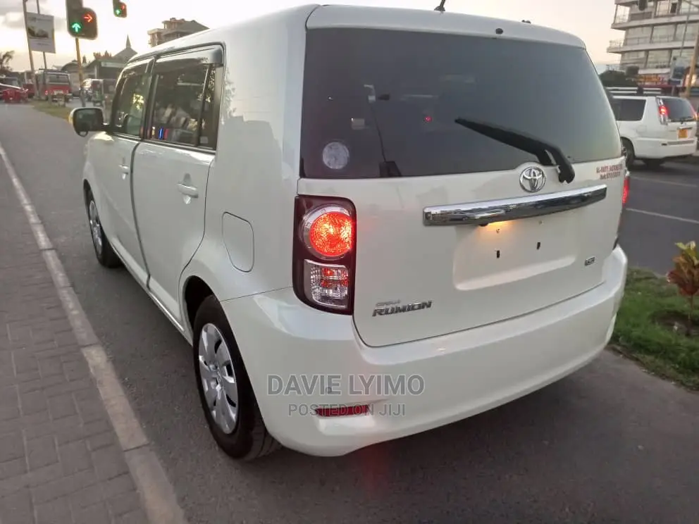 Toyota Corolla Rumion 2010 Pearl