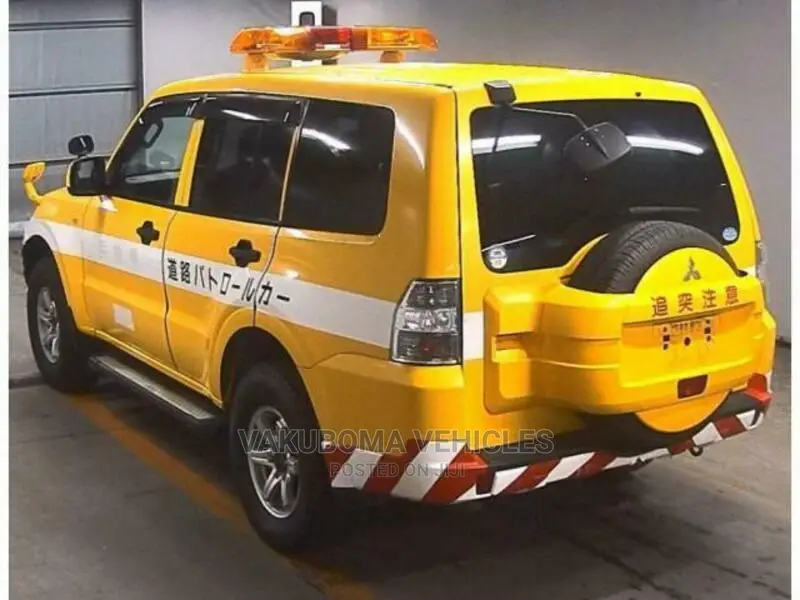 Mitsubishi Pajero 2013 Yellow
