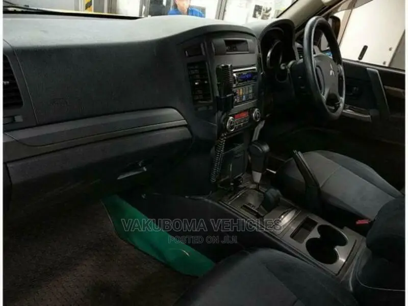 Mitsubishi Pajero 2013 Yellow