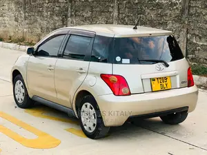 Toyota IST 2003 Gold