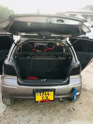 Toyota Vitz 2002 Silver