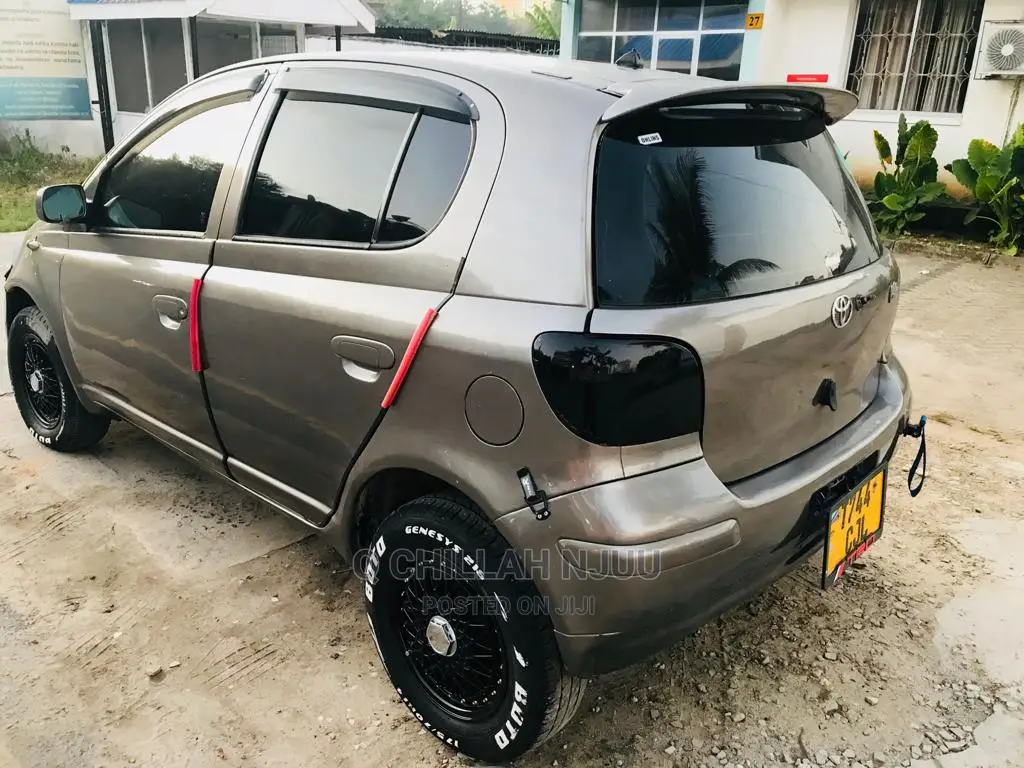 Toyota Vitz 2002 Silver