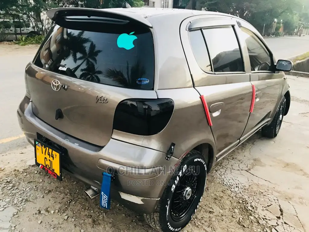 Toyota Vitz 2002 Silver