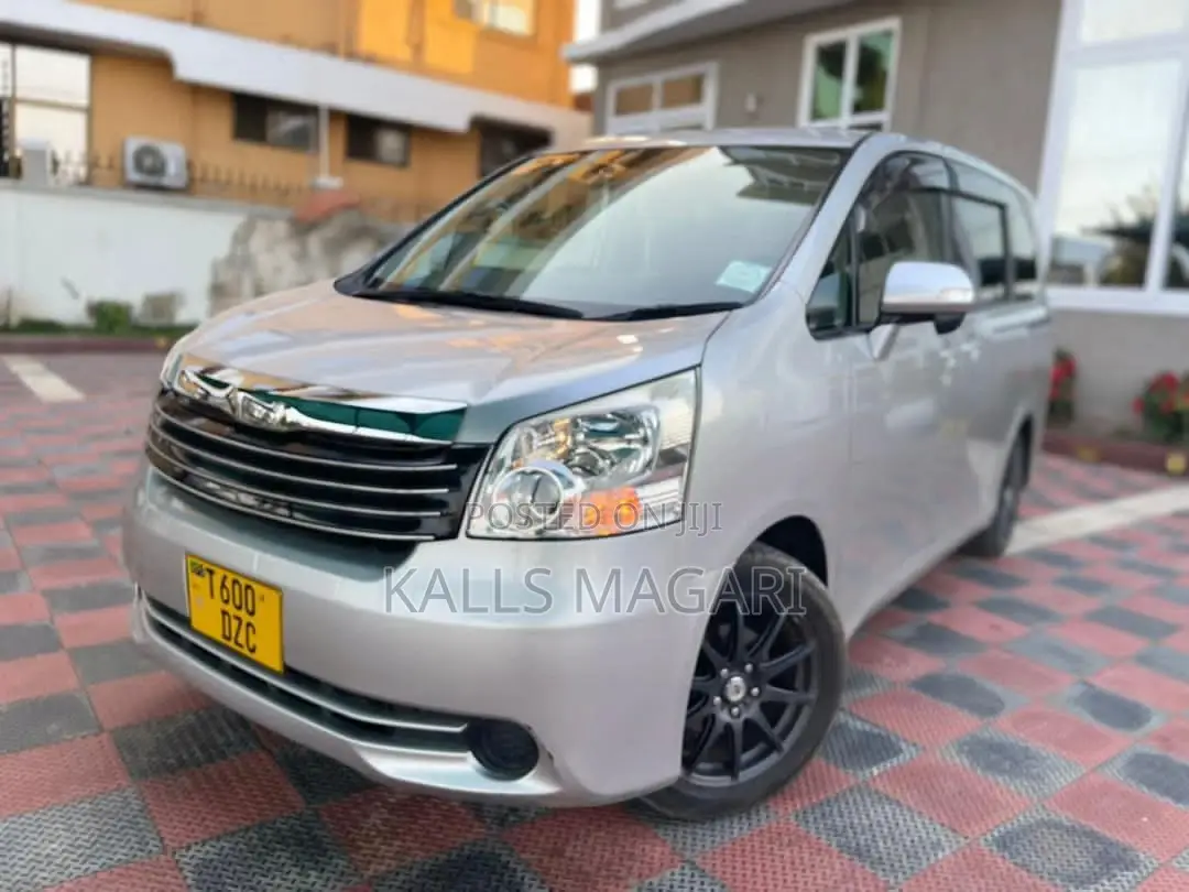 Toyota Noah 2012 Silver