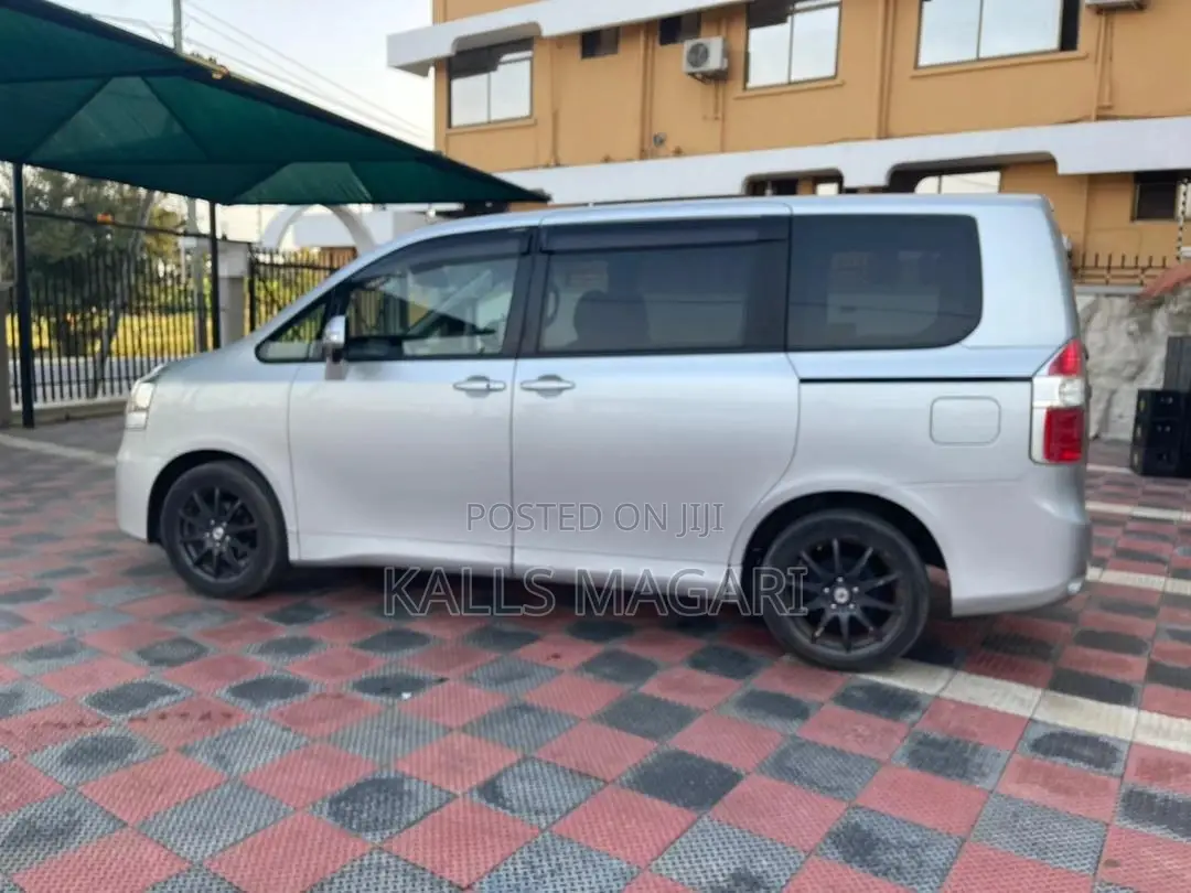 Toyota Noah 2012 Silver
