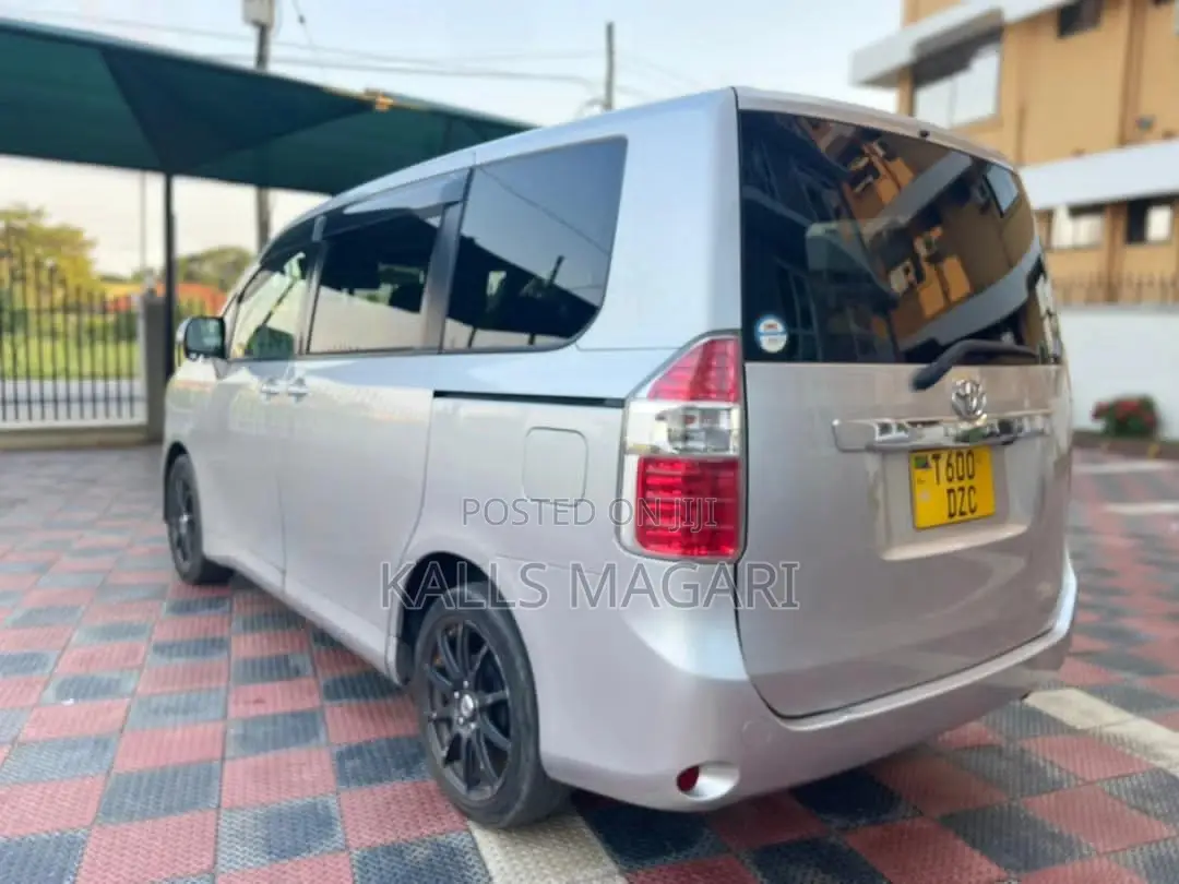 Toyota Noah 2012 Silver