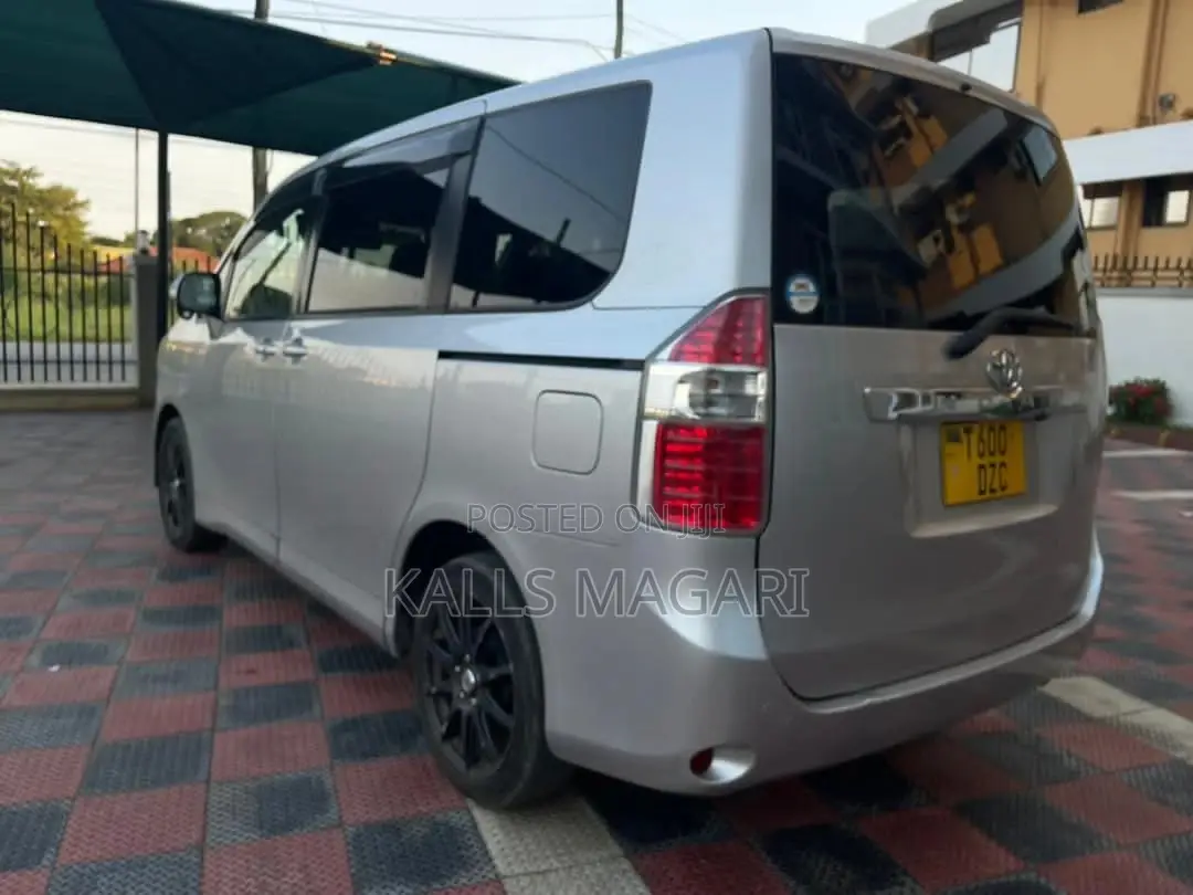 Toyota Noah 2012 Silver