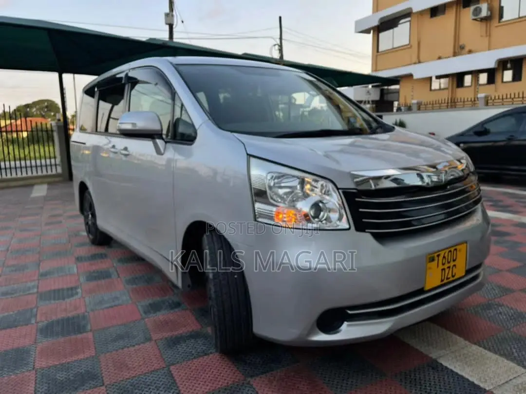 Toyota Noah 2012 Silver
