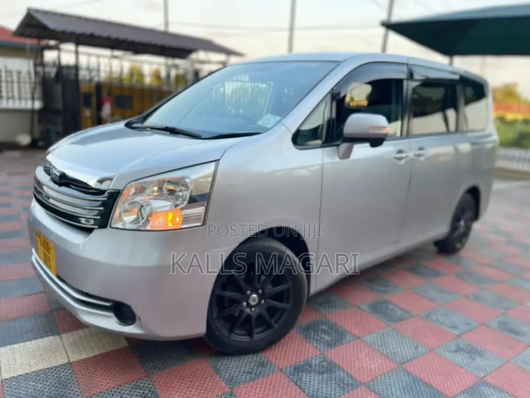 Toyota Noah 2012 Silver