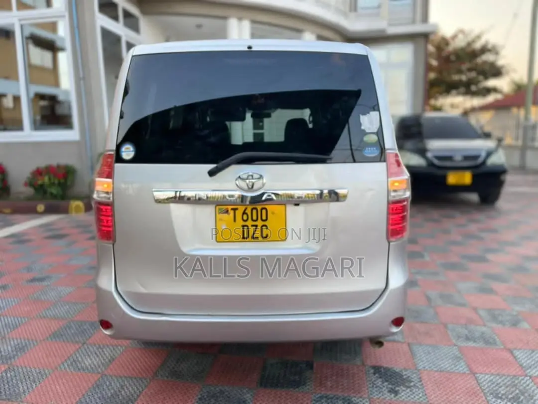 Toyota Noah 2012 Silver