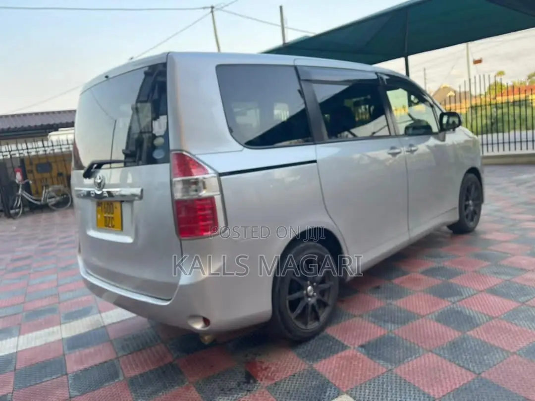 Toyota Noah 2012 Silver
