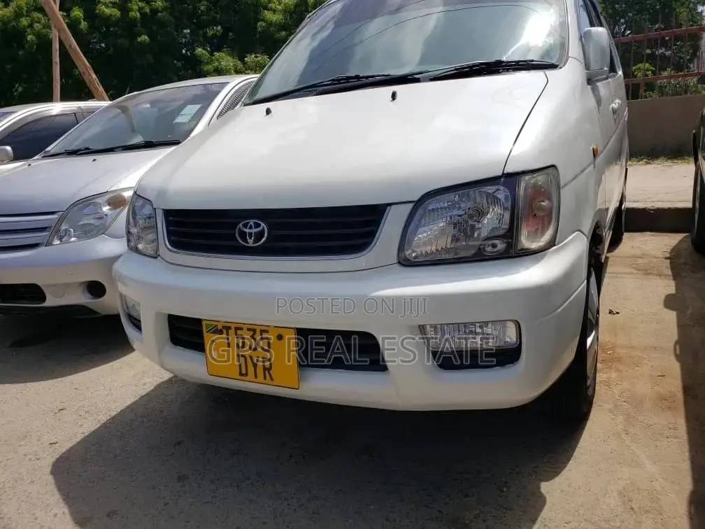 Toyota Noah 2004 White