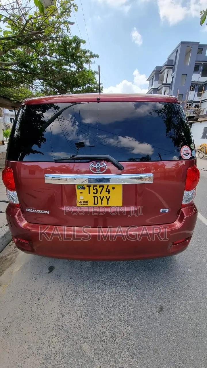 Toyota Corolla Rumion 2010 Red