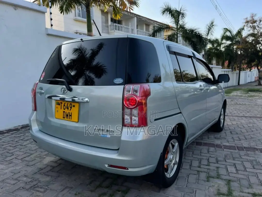 Toyota Raum 2007 Silver