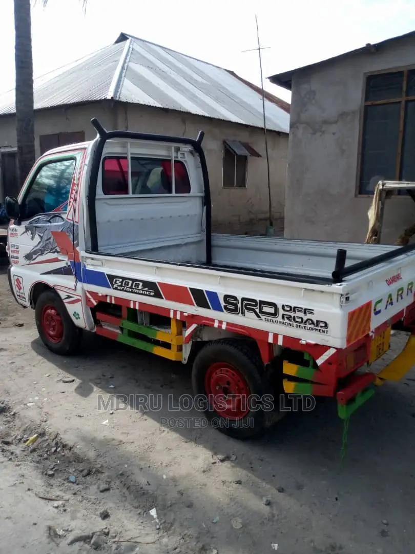 White Suzuki Cargo Carry 2002