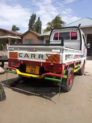 White Suzuki Cargo Carry 2002