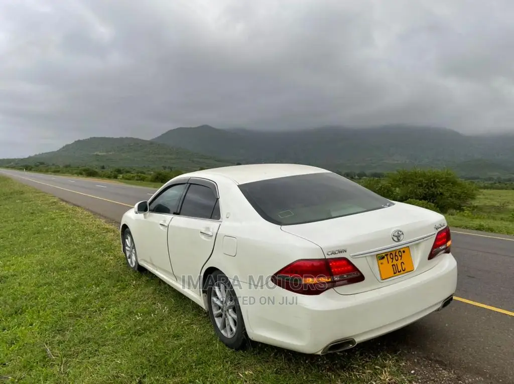 Toyota Crown 2009 White