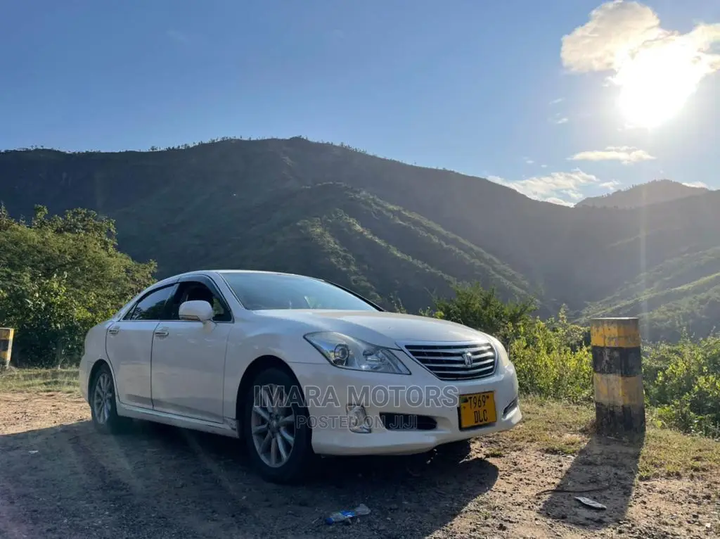 Toyota Crown 2009 White