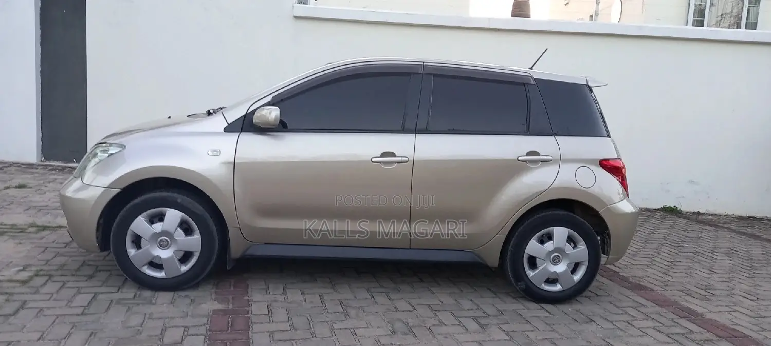 Toyota IST 2004 Gold