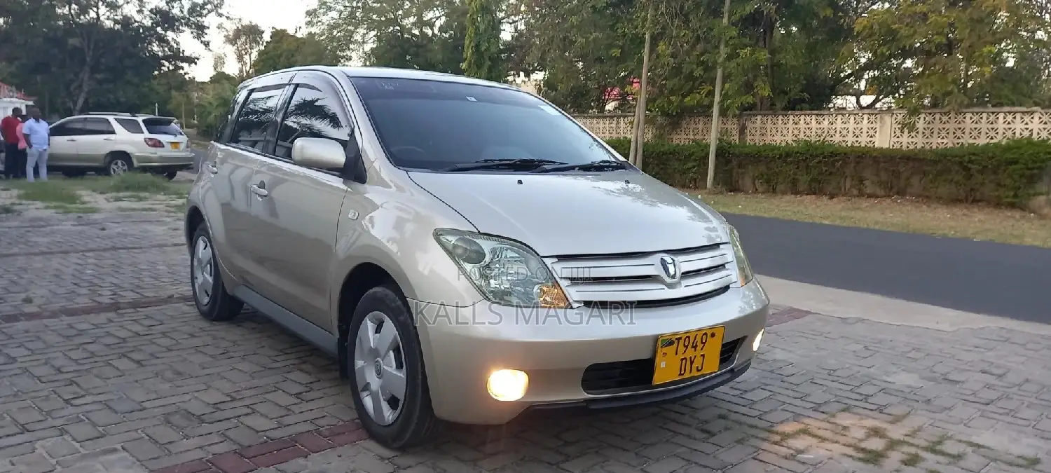 Toyota IST 2004 Gold