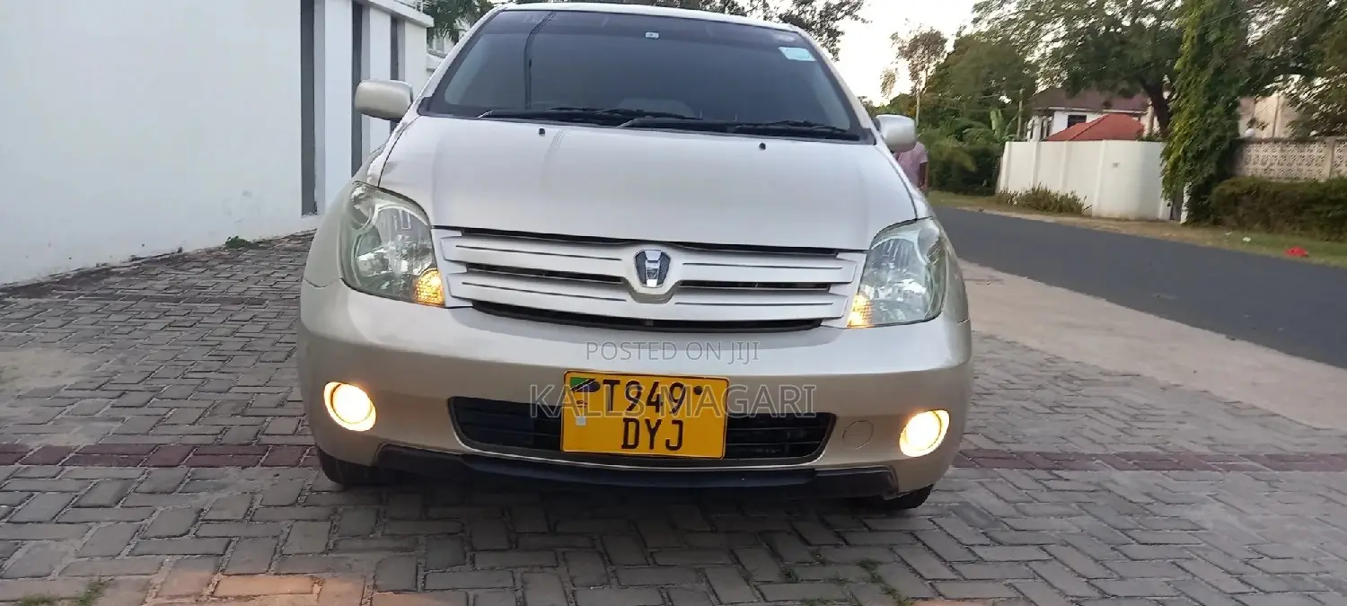 Toyota IST 2004 Gold