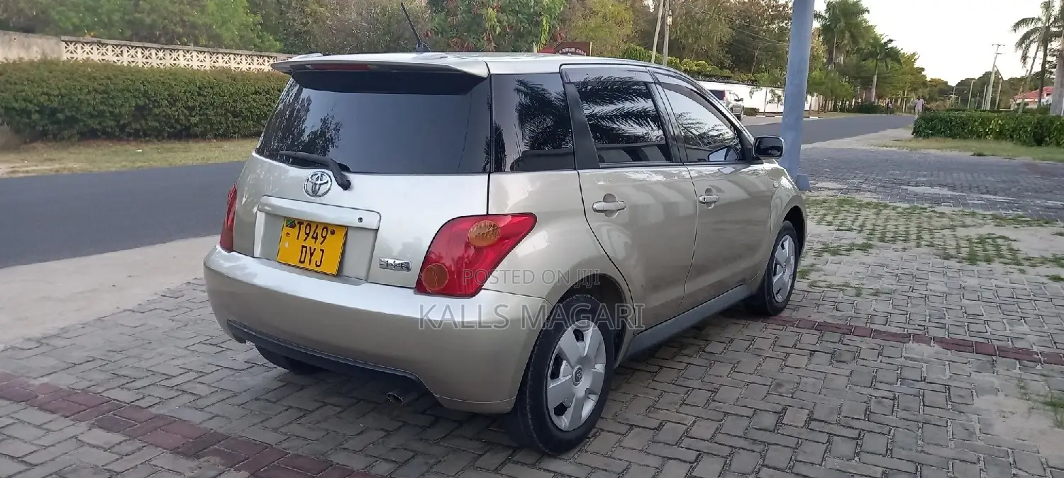 Toyota IST 2004 Gold